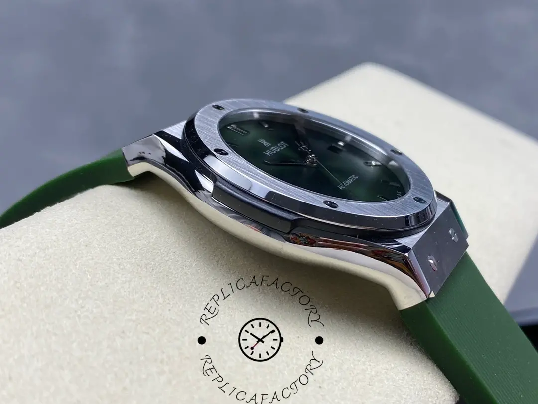 Side profile of the Hublot 542.NX.8970.RX titanium case and rubber strap.