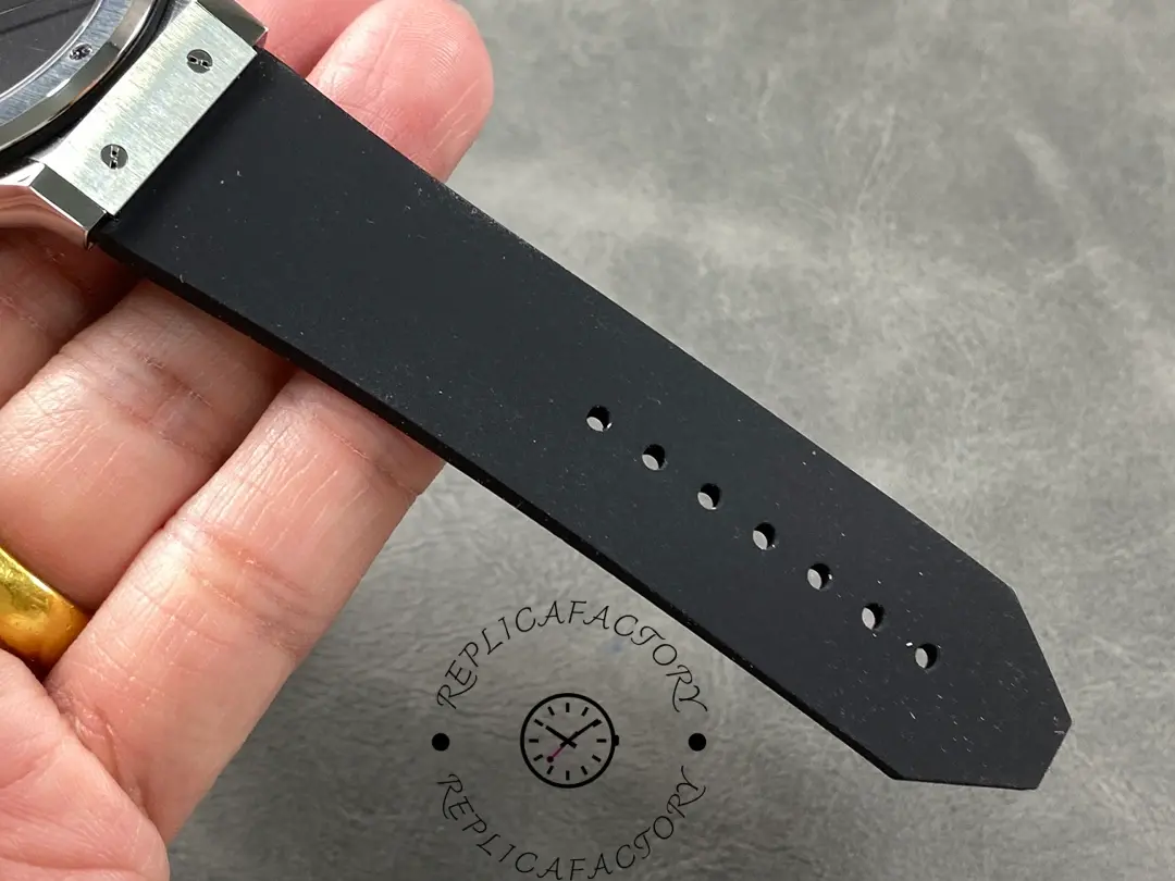 Close-up of rubber strap on Hublot Classic Fusion 542.NX.1270.RX.MDM replica.