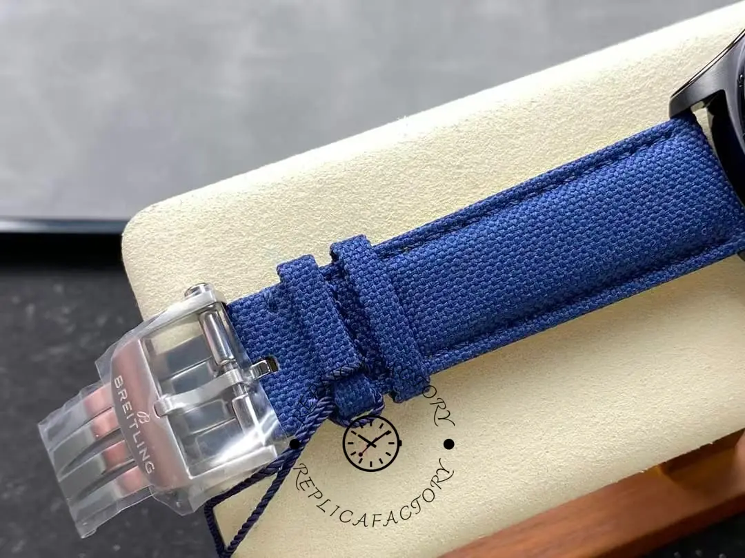 Buckle and strap detail of the Breitling Avenger SB01474A1C1X1.