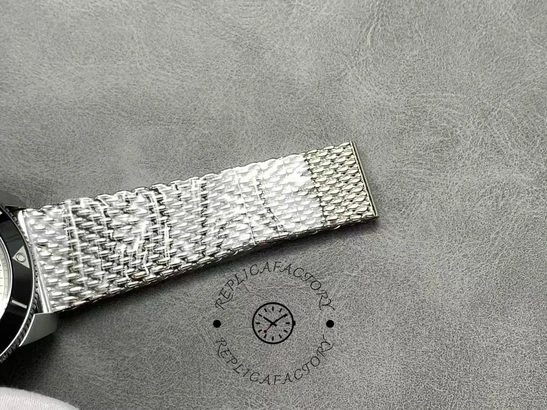 Detailed view of the mesh bracelet of the Breitling Superocean Heritage II B20 AB201012G827-154A.