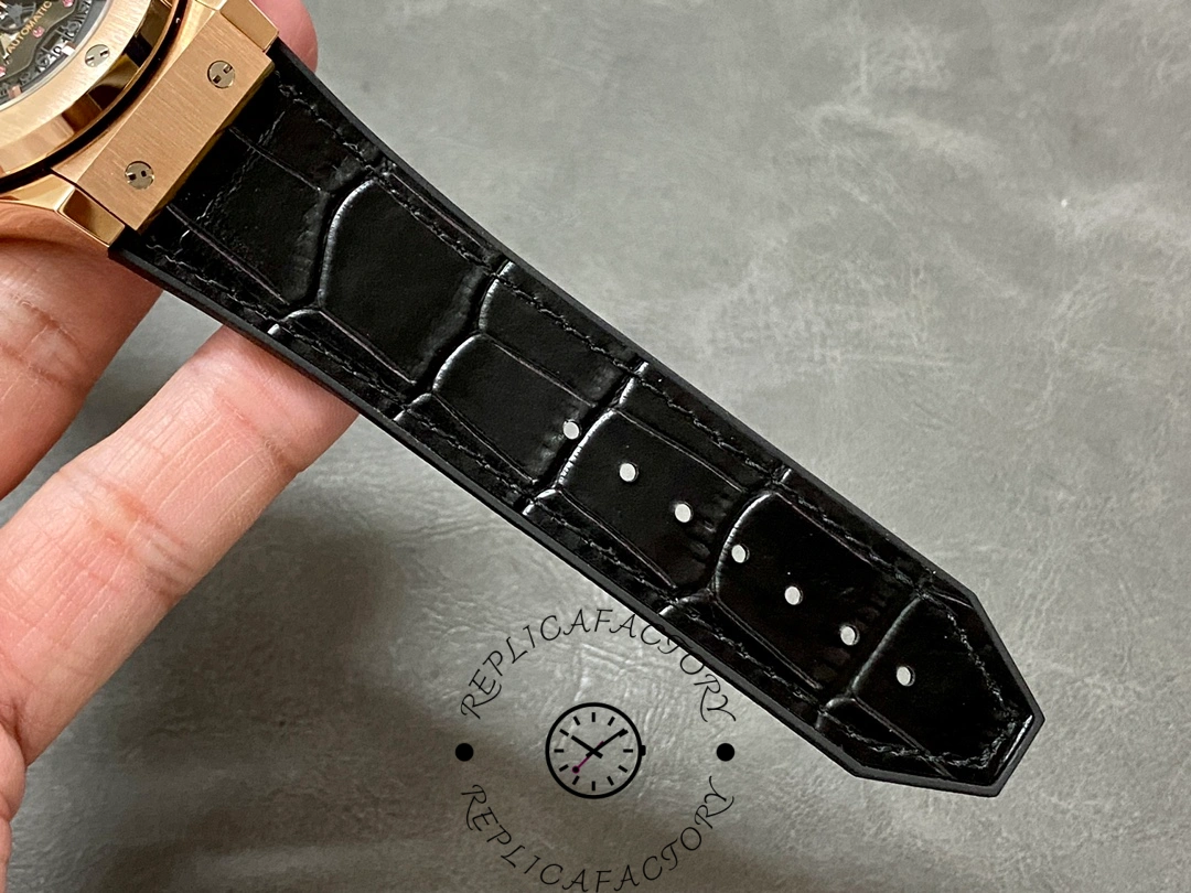 Black alligator strap of the Hublot 525.OX.0180.LR replica in full view.