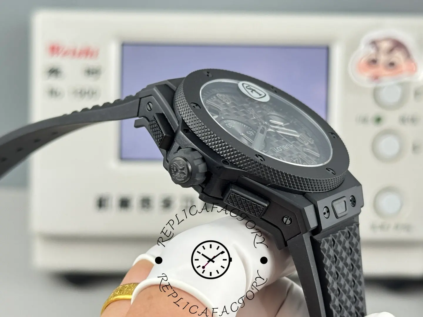 Crown-side view of Hublot Big Bang 431.CI.1340.RX replica with ceramic pushers.