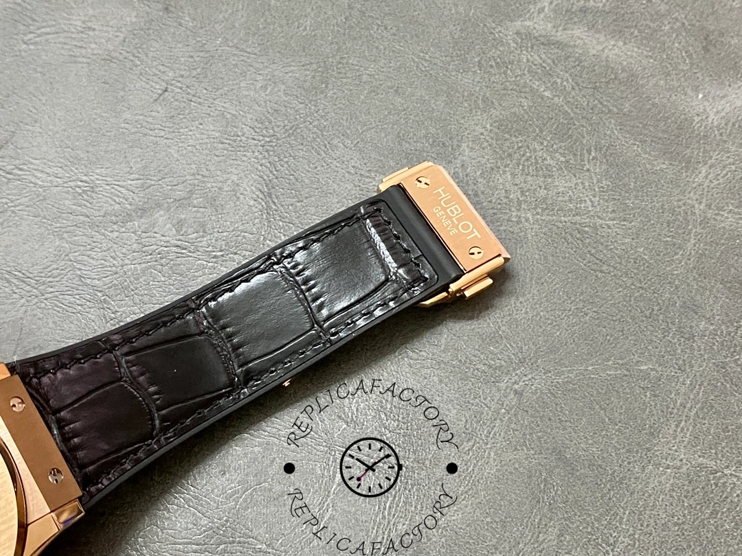 Clasp of the Hublot 525.OX.0180.LR replica with engraved Hublot logo.