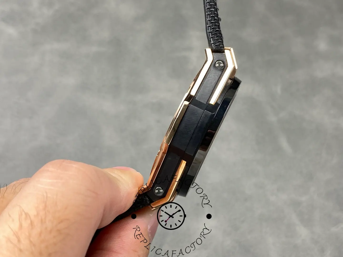 Side profile of Hublot 414.OI.1123.RX King Gold Ceramic showing case thickness.