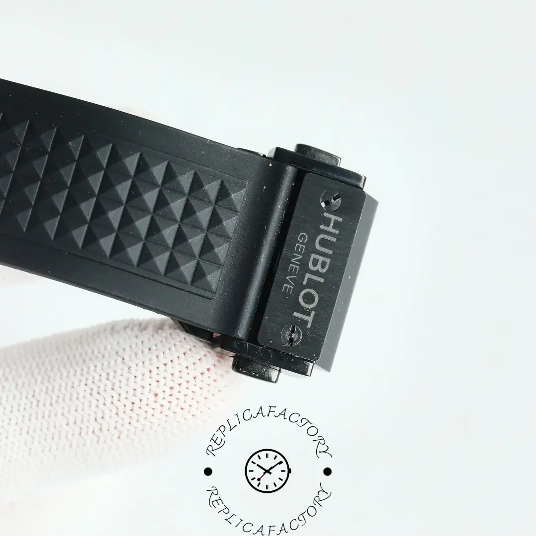 Replica Hublot 646.CI.0110.RX.DPM24 clasp engraved with Hublot logo.