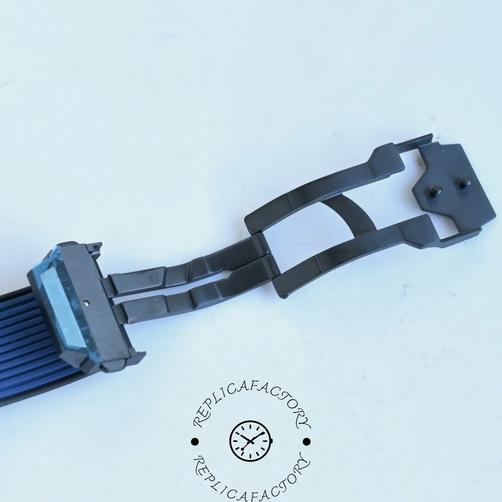 Deployant clasp view of Hublot 471.OX.7128.RX showing inner mechanism.