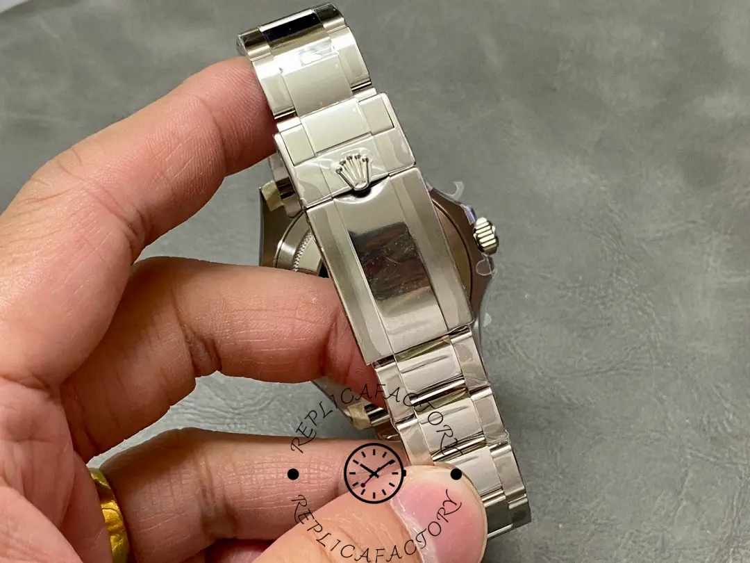 Clasp view of Rolex Yacht-Master 126622 replica featuring Oysterlock clasp.