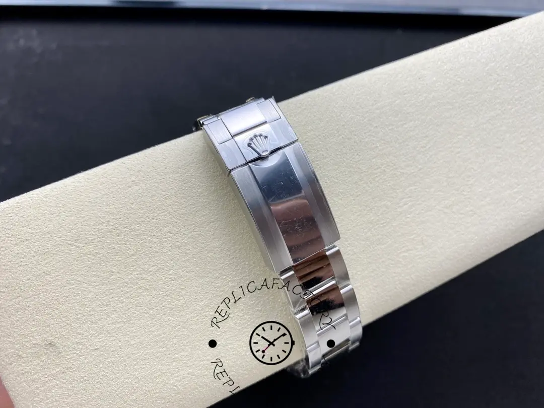 Bracelet clasp exterior of Rolex Yacht-Master 126622 showing polished Oyster clasp.