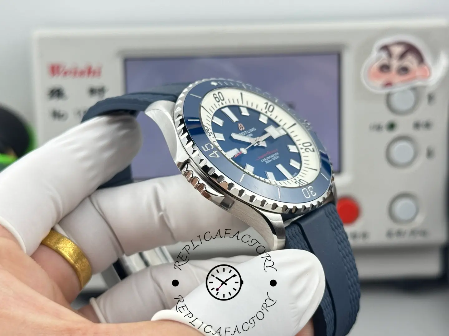 Side profile of Breitling Superocean A17378211B1S1 replica case and strap.