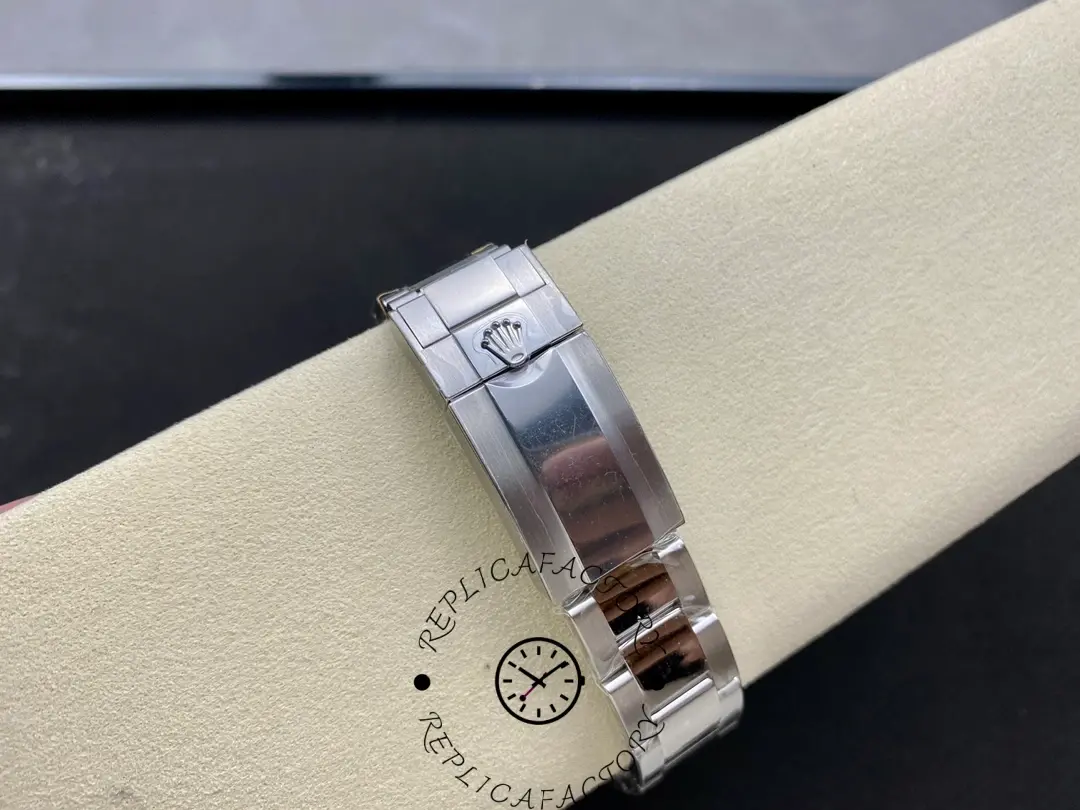 Bracelet clasp view of the Rolex Yacht-Master 126622 showing the Oysterlock clasp.