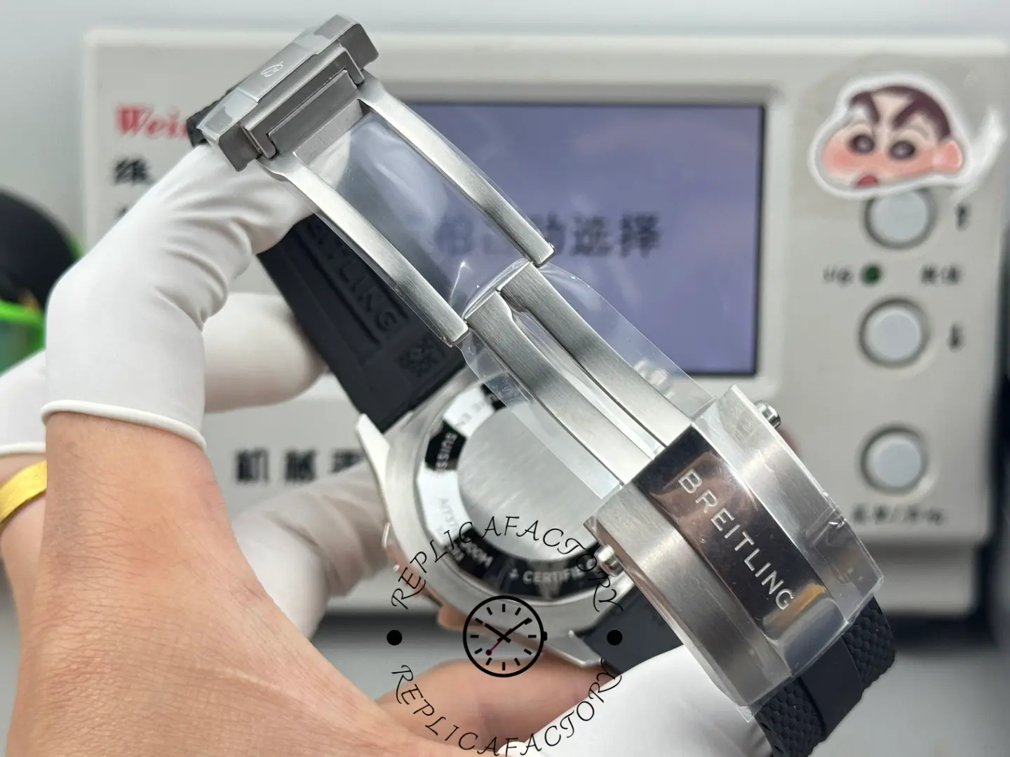 Folding clasp of Breitling Superocean A17378211B1S1 replica and rubber strap.