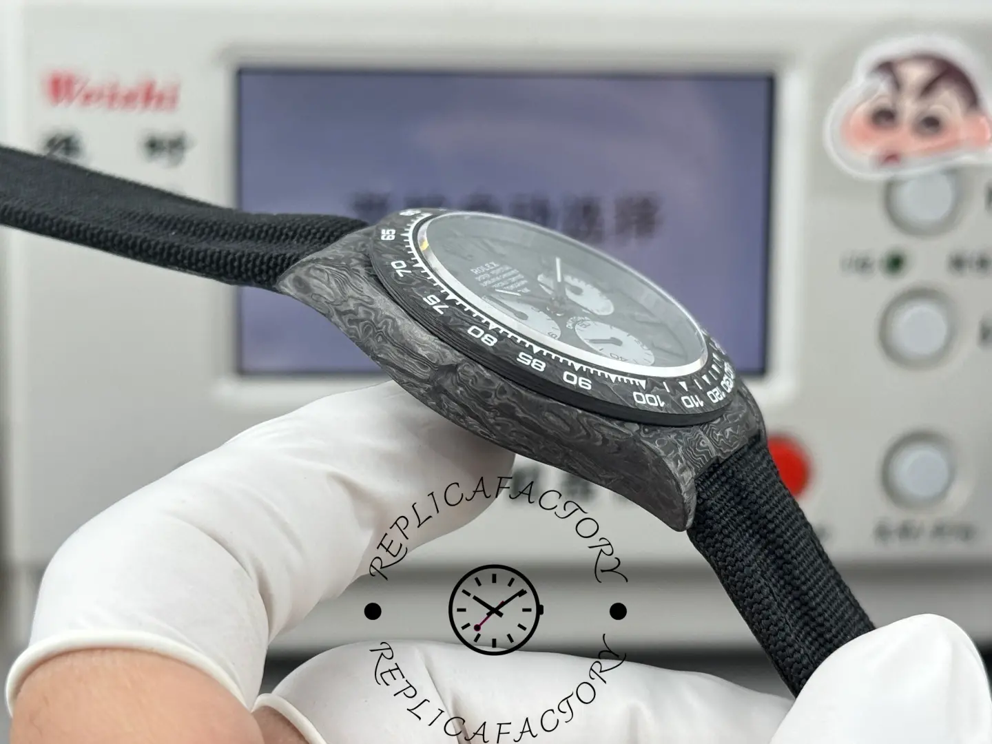 Side profile of the DiW Daytona DW carbon case and curved crystal.