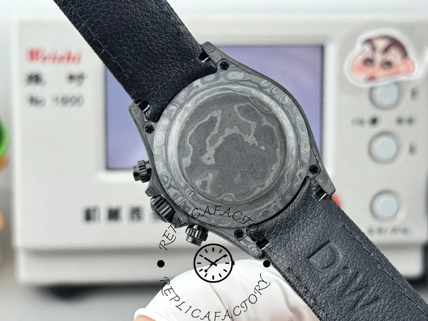 Back view of DiW Daytona DW with full carbon case back.