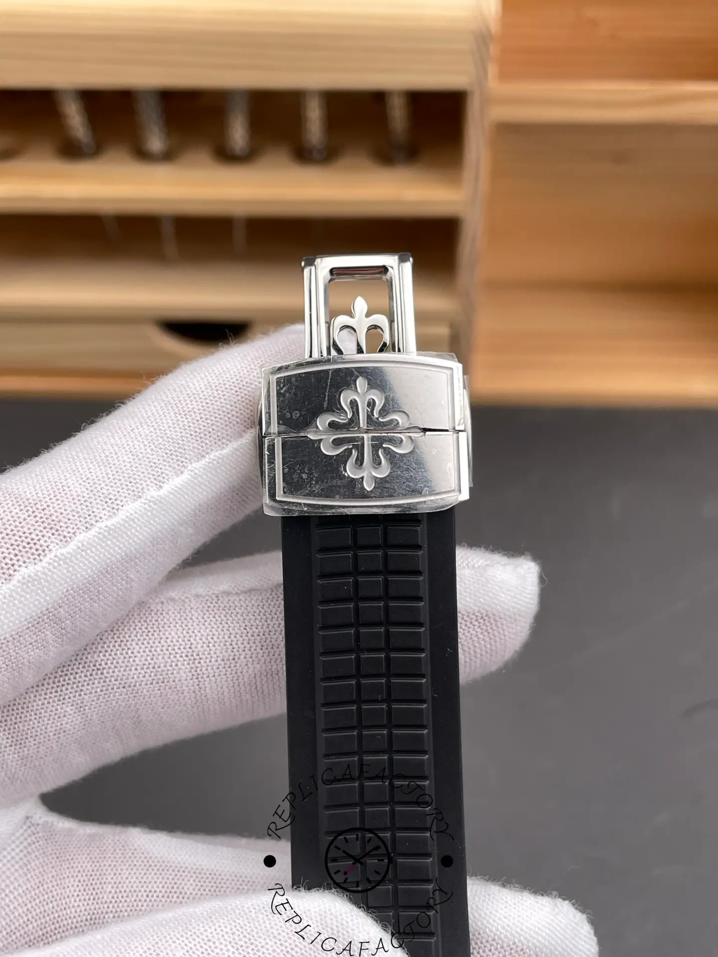 Folding clasp of Aquanaut 5261R replica featuring Patek Philippe emblem.