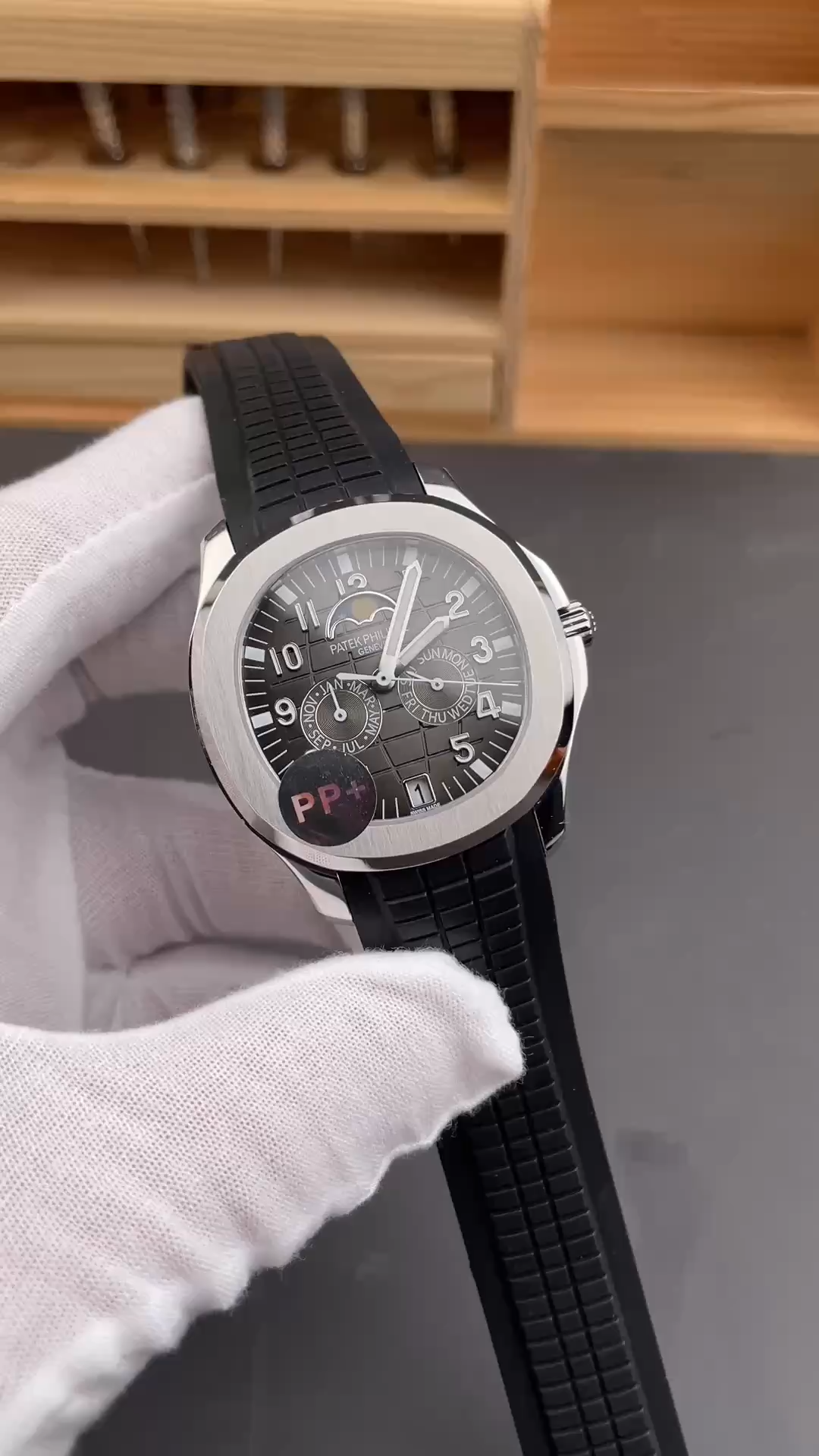 Patek Philippe Aquanaut 5261R black dial - Video