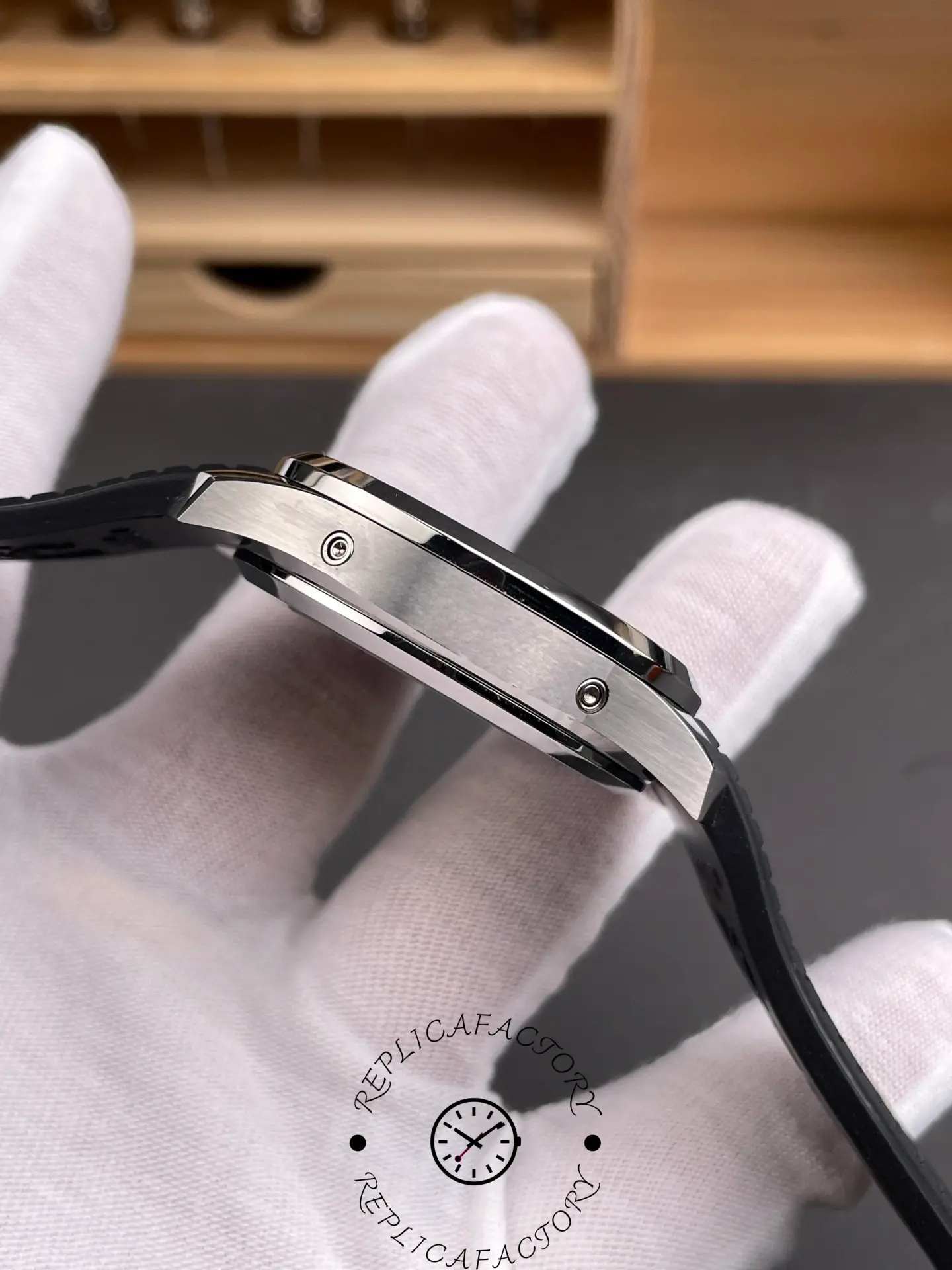 Side case profile of the Aquanaut 5261R replica with brushed finish.