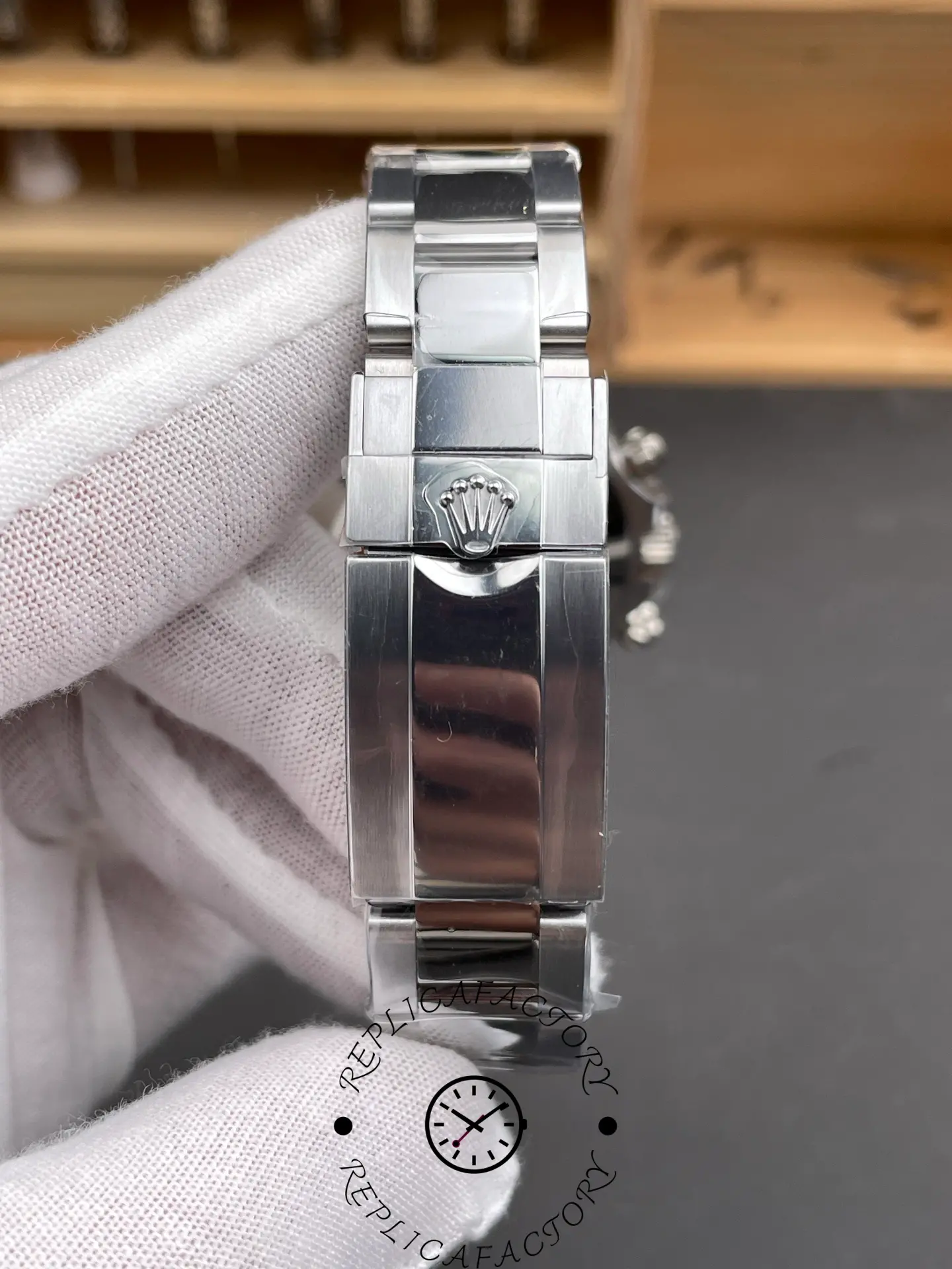 Bracelet and clasp view of Rolex Daytona 116509-0073 replica with polished finish.