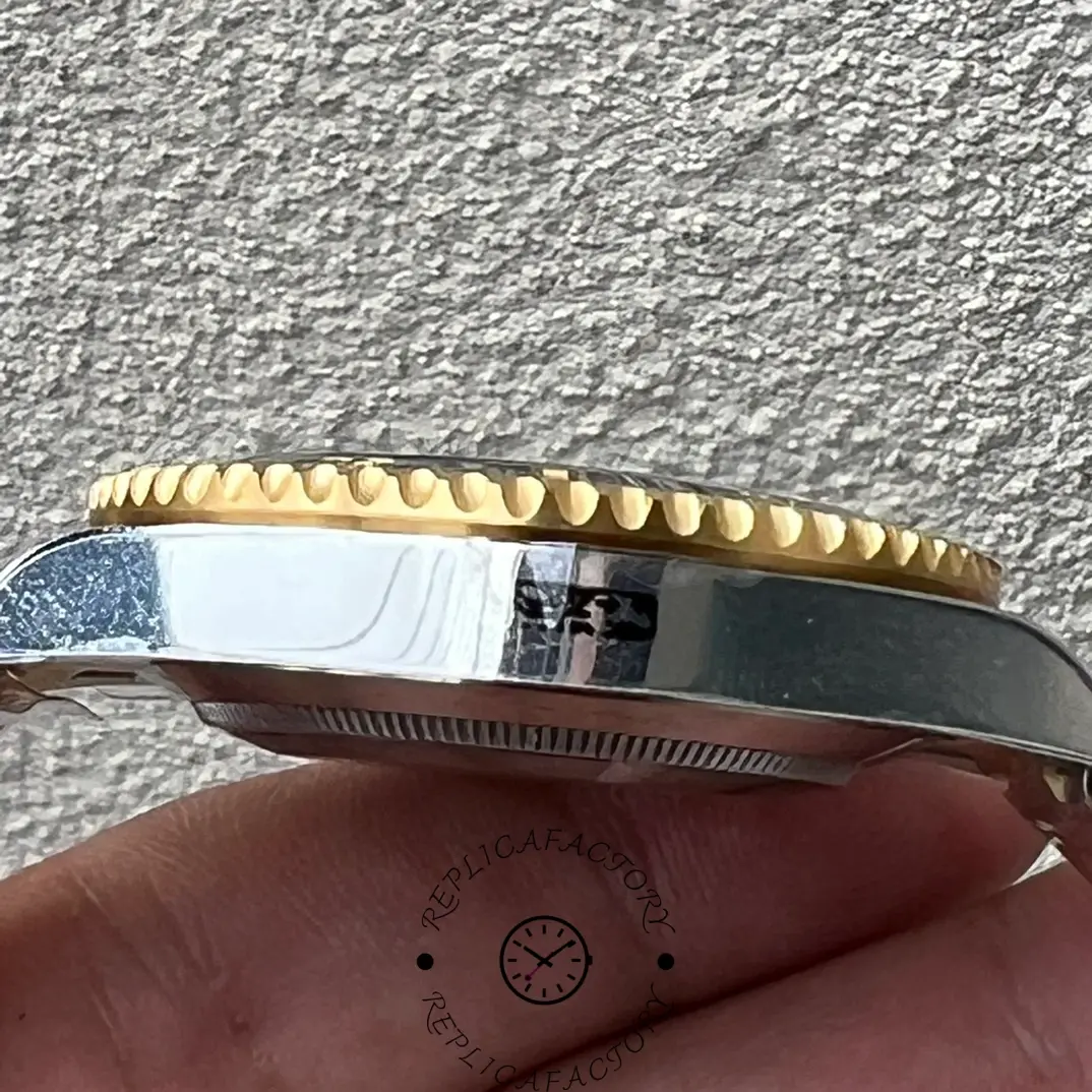 Side profile of Rolex Submariner 116613LN 1:1 clone bezel and lugs.