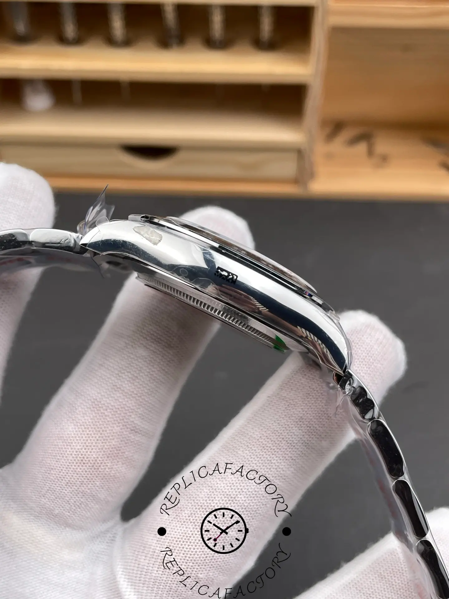 Side view of Rolex Daytona 116509-0073 replica case shape and polish finish.