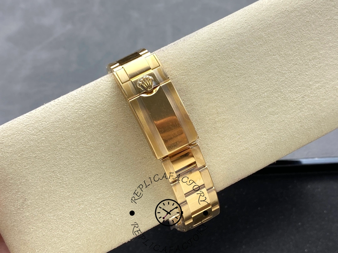 Clasp view of Rolex Daytona 126508 showing polished gold Oysterlock clasp with crown logo.