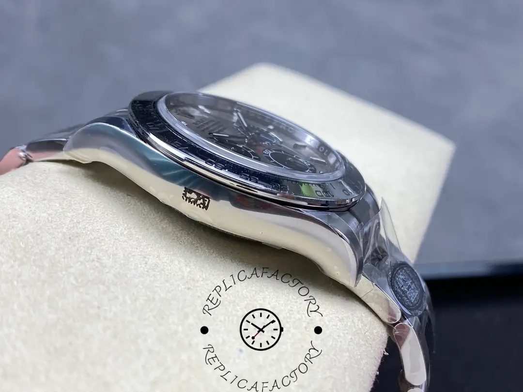 Side profile of Rolex Daytona 126509-0003 highlighting polished case curvature and bezel edge.