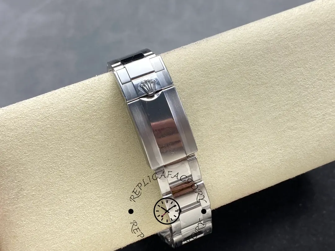 Clasp view of Rolex Daytona 126506 featuring Oysterlock buckle and polished finish.