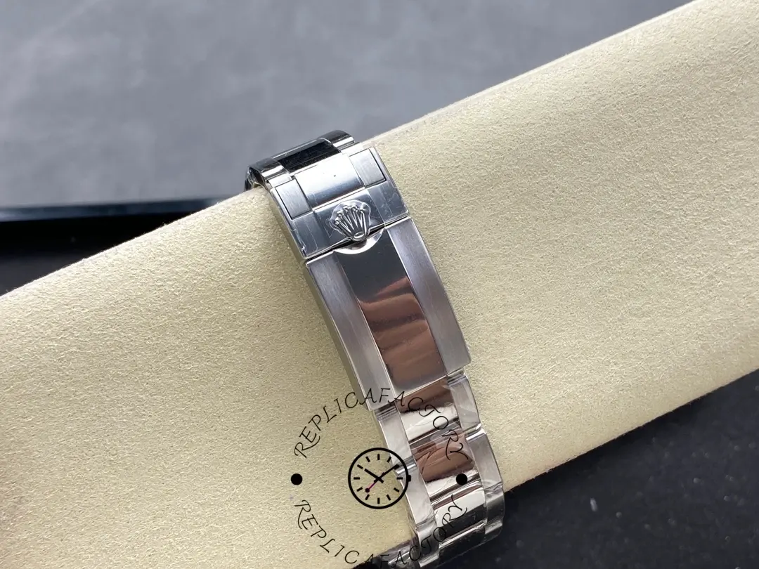 Clasp view of Rolex Daytona 126509-0003 showing polished Oysterlock clasp and Rolex crown logo.