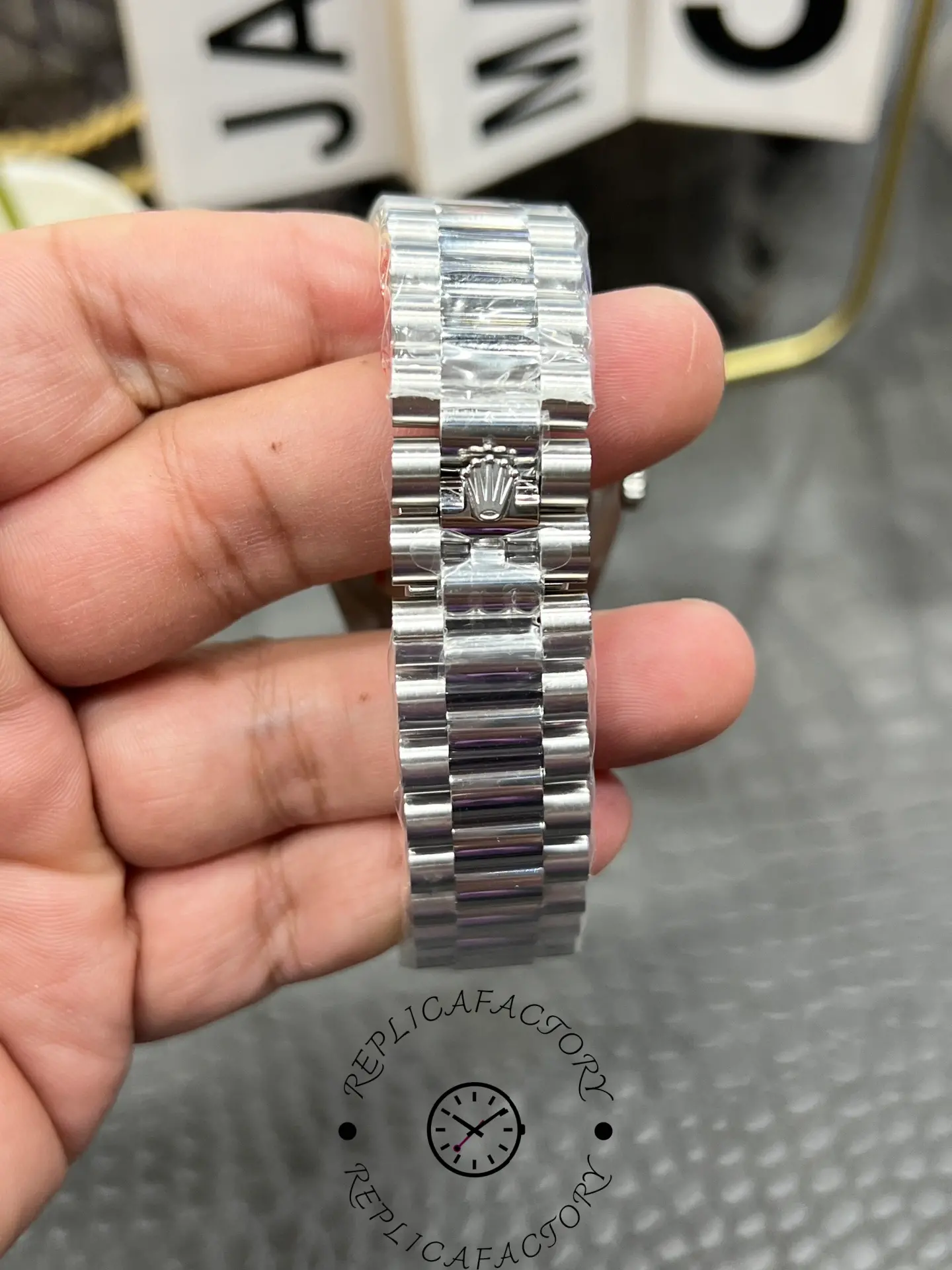 Clasp detail of Rolex Day-Date 128349RBR-0031 with concealed Crownclasp.