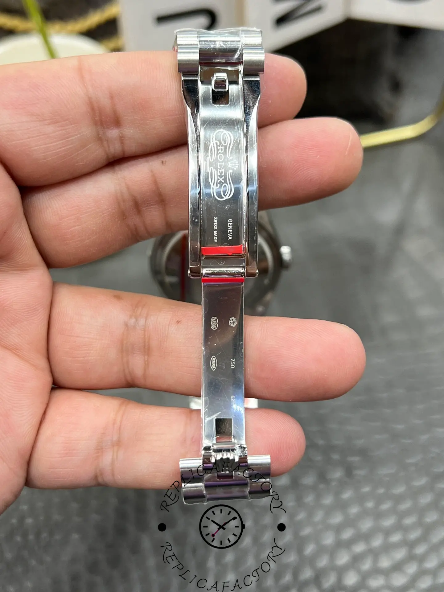 Top bracelet view of Rolex Day-Date 128349RBR-0031 showing polished center links.