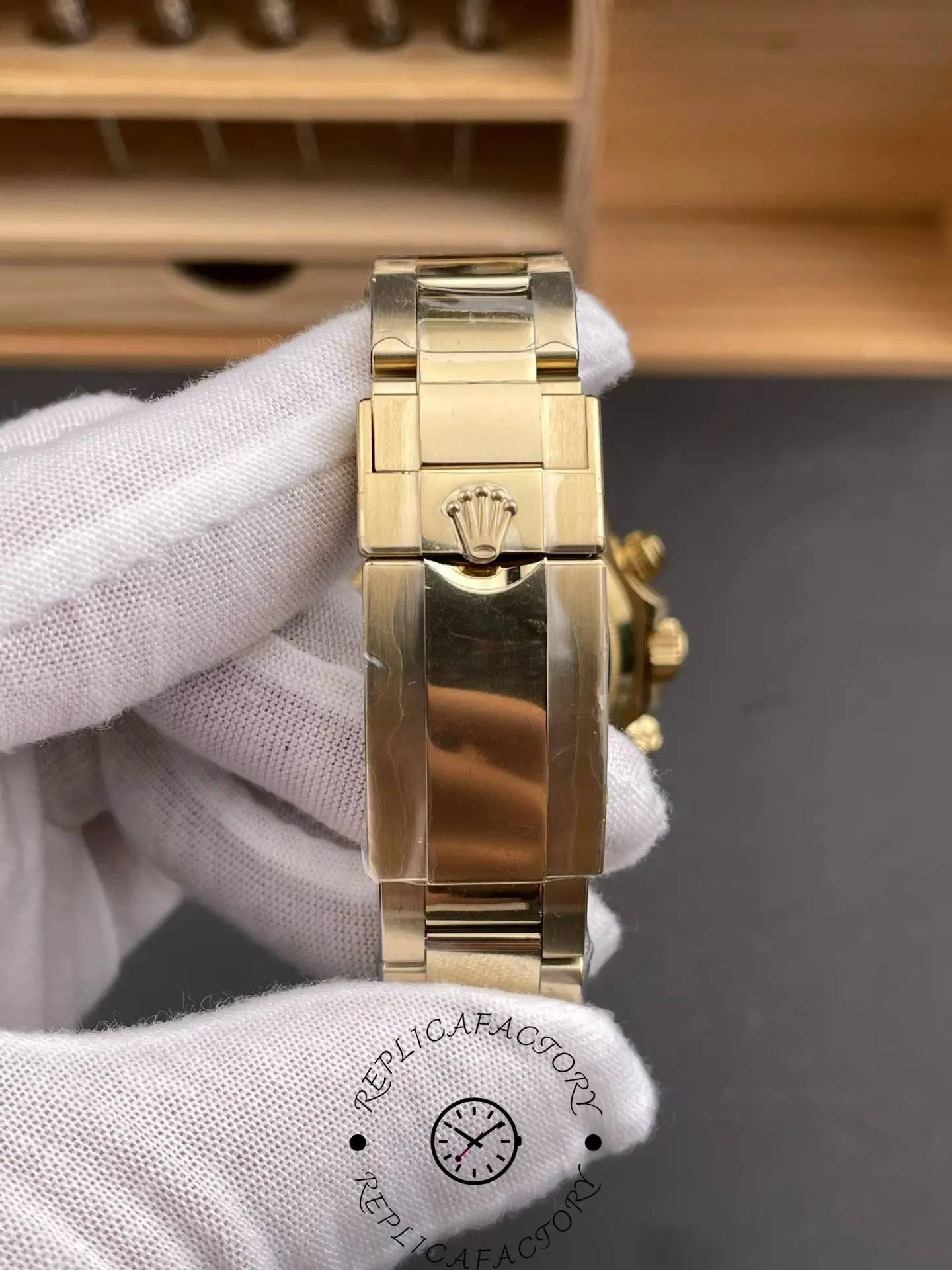 Clasp view of Rolex Daytona 116508 showing yellow gold Oyster bracelet and folding clasp with Rolex crown.