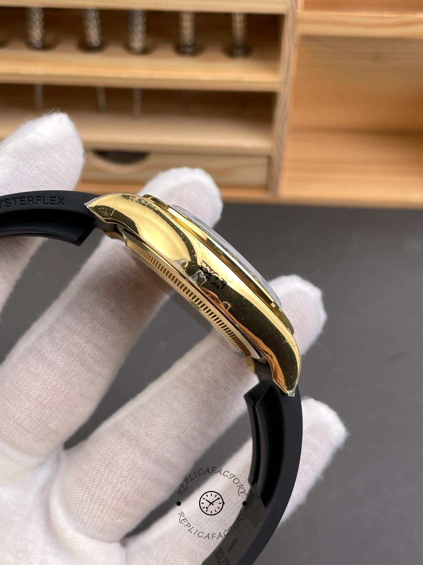 Rolex Daytona 126518LN 0014, side profile showing case thickness and bezel edge.