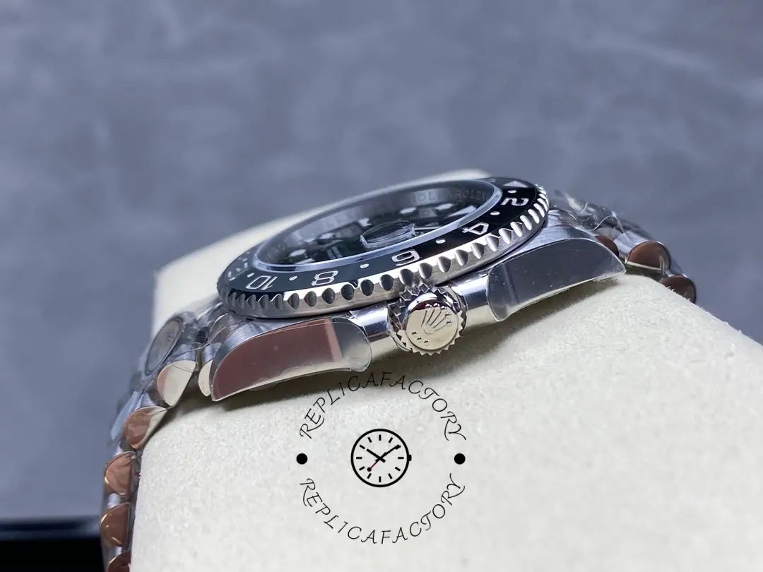 Rolex GMT-Master II M126710GRNR 0003, side angle showing lugs and bracelet fit.