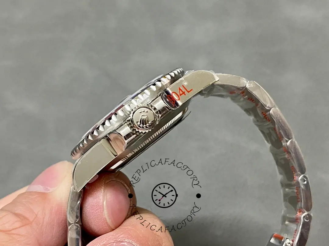 Bracelet side view of the Rolex GMT-Master II 126710BLRO 0002 showing links and finish.