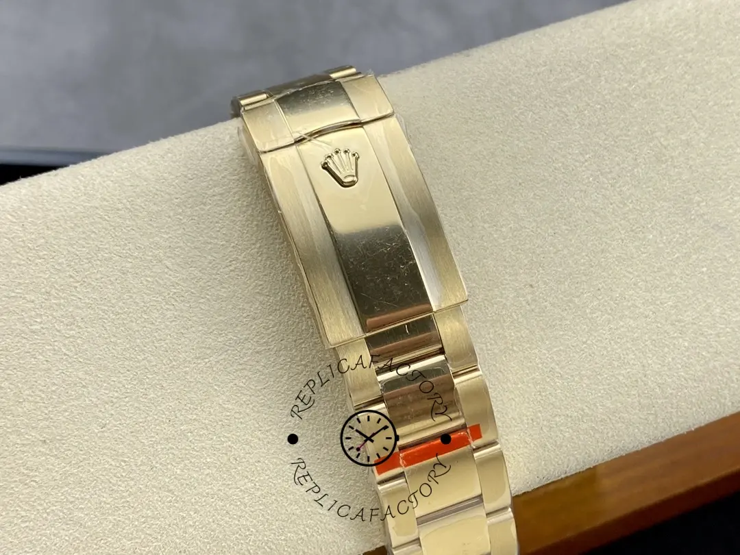 Rolex Sky-Dweller m336938-0001, bracelet clasp detail with polished center links.