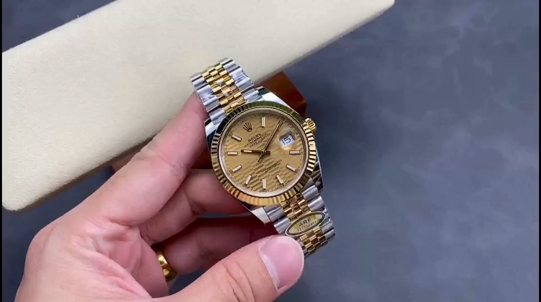 Replica Rolex Datejust 41 126333 Golden Fluted Motif Champagne Dial